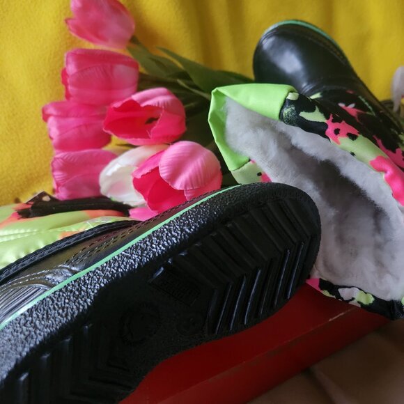 S31 New Kid's warm, furry lined boots - Fun, flashy Neon green & pink. Velcro - Picture 4 of 5